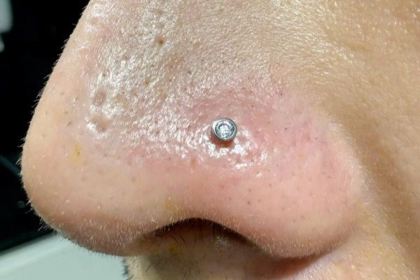 Ảnh xỏ khuyên cánh mũi đẹp