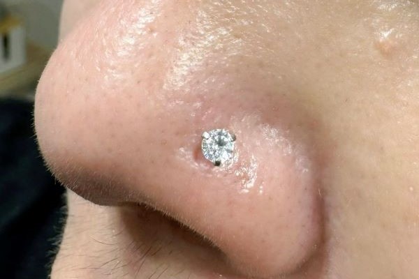 Ảnh xỏ khuyên cánh mũi đẹp