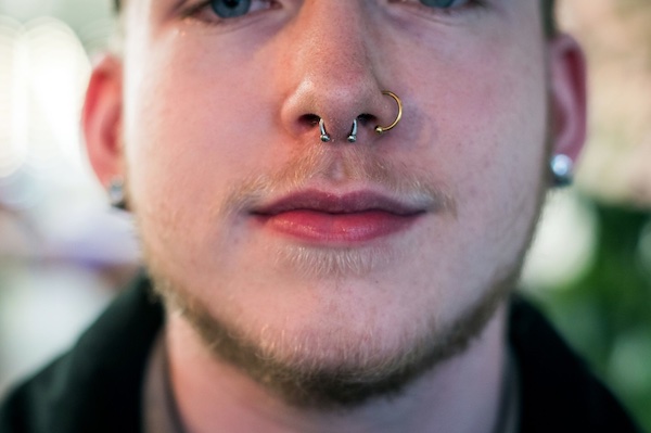 Xỏ khuyên cánh mũi dùng sữa rửa mặt được không?