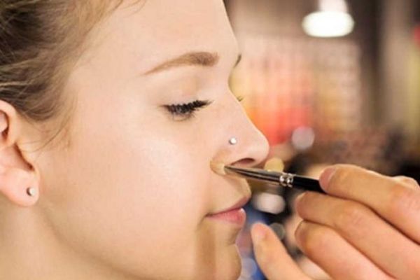 Xỏ khuyên cánh mũi makeup được không?