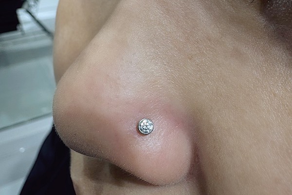 Xỏ khuyên cánh mũi trở thành xu hướng làm đẹp Tết 2024