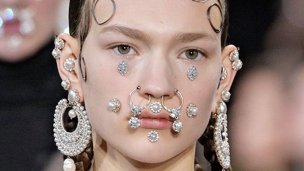 Xỏ khuyên cánh mũi trở thành xu hướng làm đẹp Tết 2024