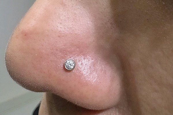 Xỏ khuyên cánh mũi trở thành xu hướng làm đẹp Tết 2024