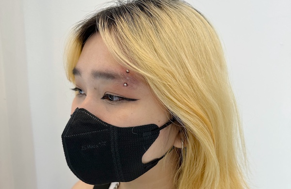 Hình ảnh xỏ khuyên chân mày xinh tại TinyBox 4/2023