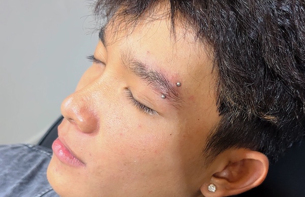 Hình ảnh xỏ khuyên chân mày xinh tại TinyBox 4/2023