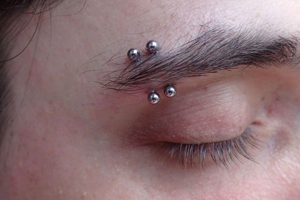 Xỏ khuyên chân mày có để lại sẹo không?