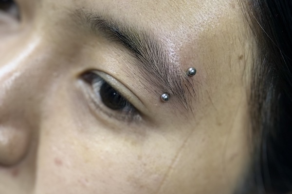 Ảnh xỏ khuyên chân mày cá tính, mới nhất 3/2024