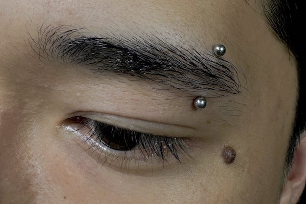 Ảnh xỏ khuyên chân mày cá tính, mới nhất 3/2024