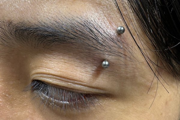 Ảnh xỏ khuyên chân mày cá tính, mới nhất 3/2024