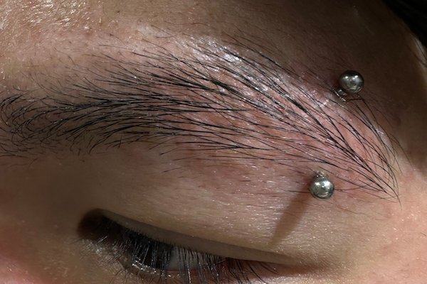 Ảnh xỏ khuyên chân mày cá tính, mới nhất 3/2024