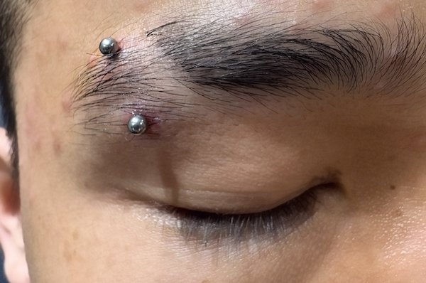 Ảnh xỏ khuyên chân mày cá tính, mới nhất 3/2024