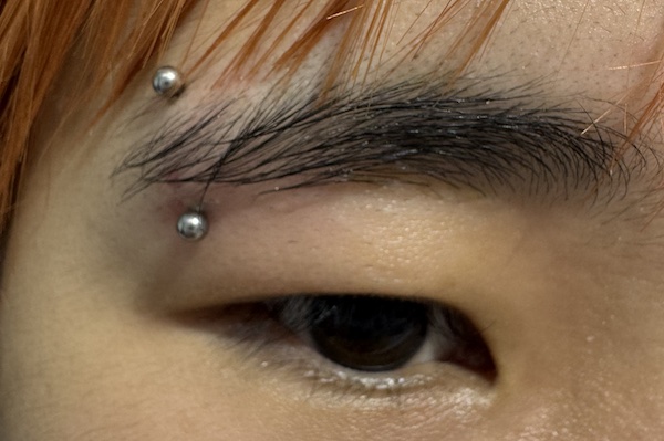 Ảnh xỏ khuyên chân mày cá tính, mới nhất 3/2024