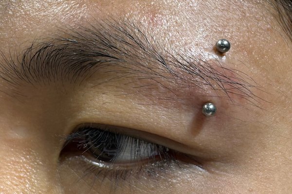 Ảnh xỏ khuyên chân mày cá tính, mới nhất 3/2024