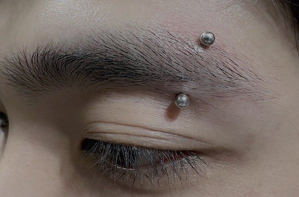 Ảnh xỏ khuyên chân mày cá tính, mới nhất 3/2024