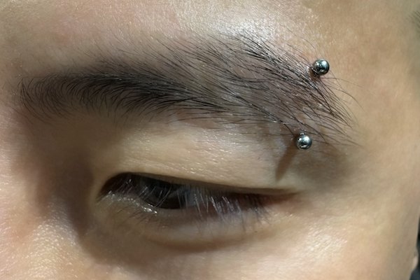 Ảnh xỏ khuyên chân mày cá tính, mới nhất 3/2024