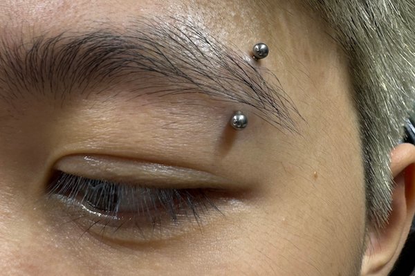 Ảnh xỏ khuyên chân mày cá tính, mới nhất 3/2024