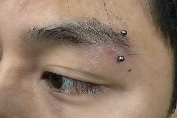 Ảnh xỏ khuyên chân mày cá tính, mới nhất 3/2024