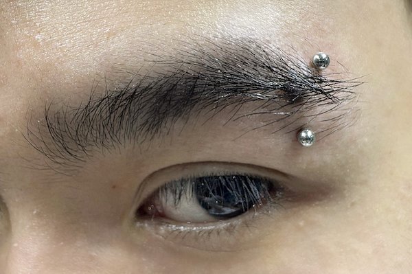 Ảnh xỏ khuyên chân mày cá tính, mới nhất 3/2024