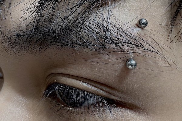 Ảnh xỏ khuyên chân mày cá tính, mới nhất 3/2024