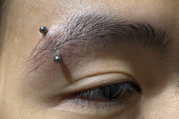 Ảnh xỏ khuyên chân mày cá tính, mới nhất 3/2024