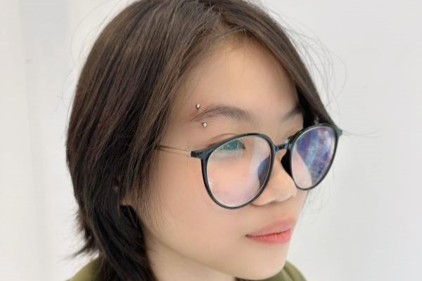 Xỏ khuyên chân mày