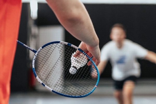 Xỏ khuyên chơi thể thao được không?