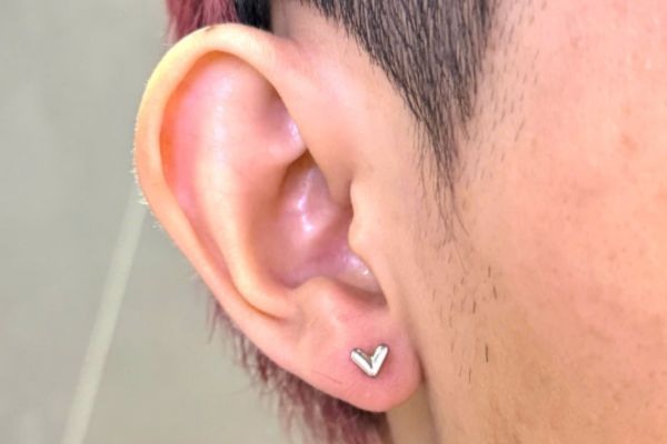 Xỏ khuyên chơi thể thao được không?