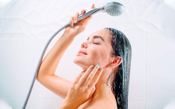 Xỏ khuyên có đi tắm biển được không