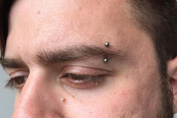 Xỏ khuyên đuôi mắt - xỏ khuyên chân mày nam