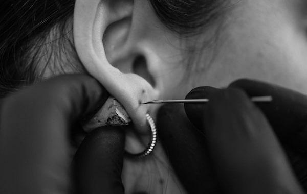 Xỏ khuyên hay bấm khuyên đau hơn?