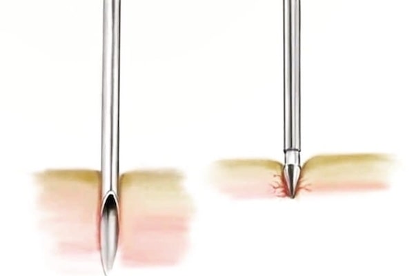 Xỏ khuyên hay bấm khuyên đau hơn?