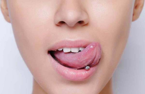 Xỏ khuyên lưỡi ăn uống có cực khổ?