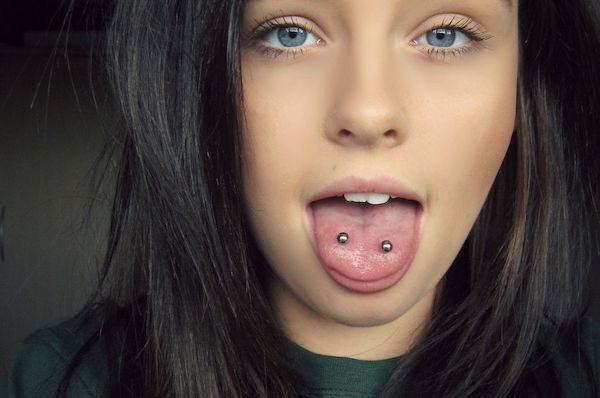 Xỏ khuyên lưỡi ăn uống có cực khổ?