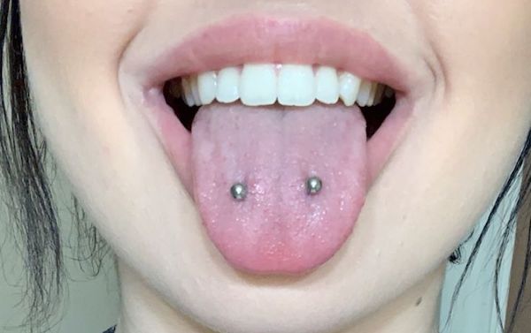 Xỏ khuyên lưỡi bị nói ngọng không?