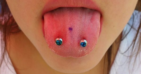 Xỏ khuyên lưỡi ngang