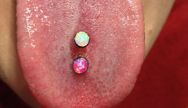 Xỏ khuyên lưỡi ngang