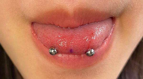 Xỏ khuyên lưỡi ngang