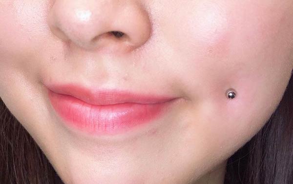 Xỏ khuyên má lúm