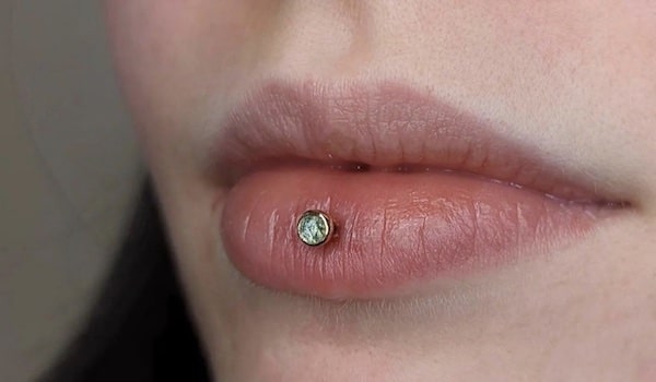 Xỏ khuyên môi bị sưng