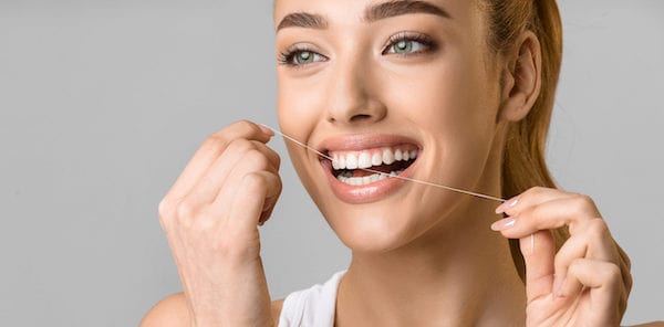 Xỏ khuyên môi bị sưng