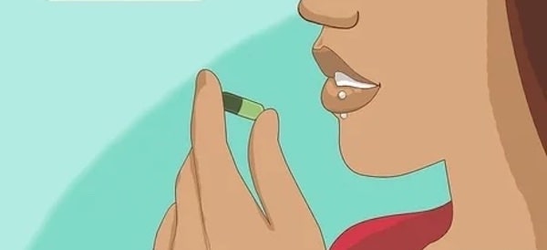 Xỏ khuyên môi bị sưng