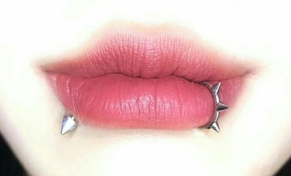 Xỏ khuyên môi bị sưng