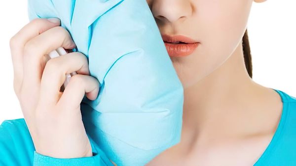 Xỏ khuyên môi bị sưng