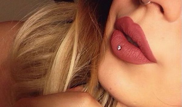 Xỏ khuyên môi có để lại sẹo không?