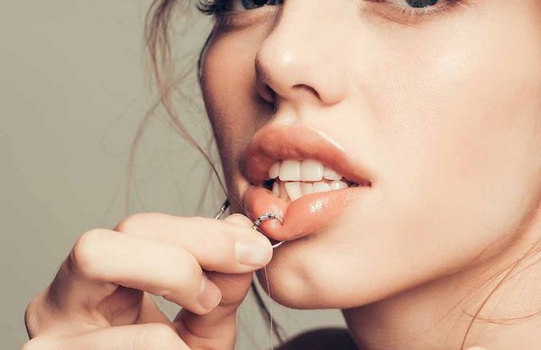 xỏ khuyên môi có tháo được không?