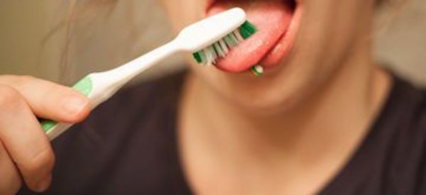 Xỏ khuyên môi đánh răng được không?