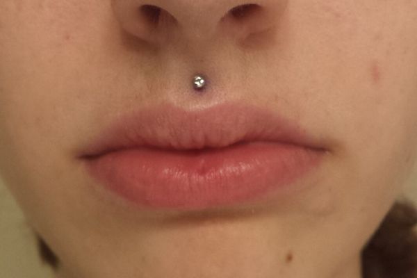 Xỏ khuyên môi đánh son được không?