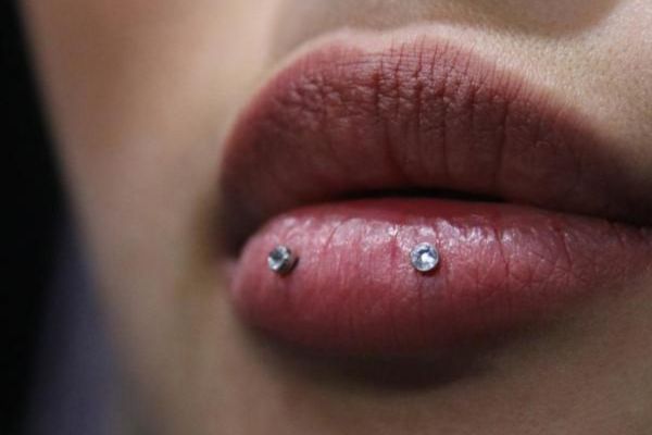Xỏ khuyên môi đánh son được không?