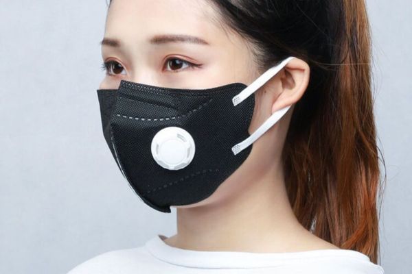 Xỏ khuyên môi đeo khẩu trang được không?