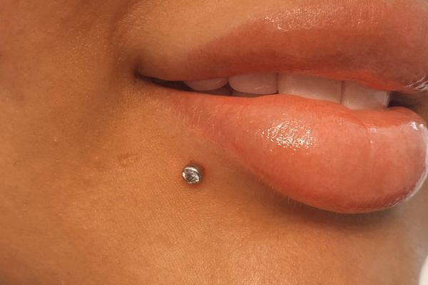 Xỏ khuyên môi đeo khẩu trang được không?